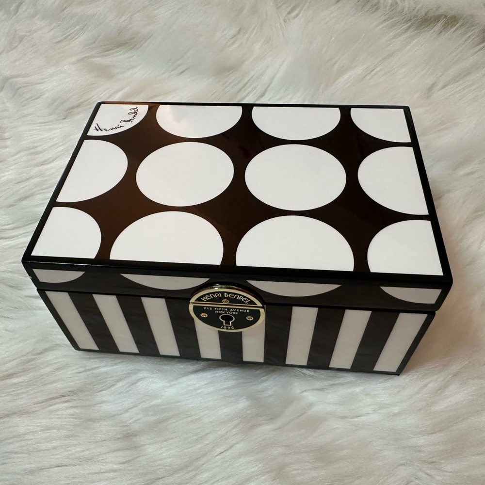 HENRI BENDEL BROWN AND WHITE STRIPES AND SPOTS “HOT FOR DOTS” LAQUER JEWELY BOX - Picture 3 of 14